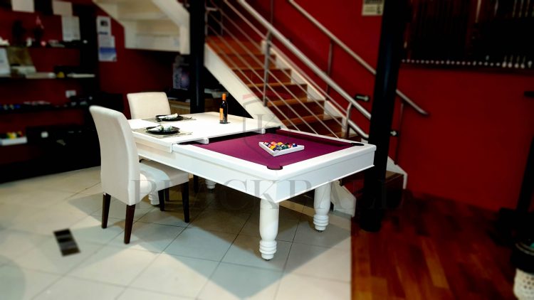 Mesa de bilhar e jantar no mesmo ambiente